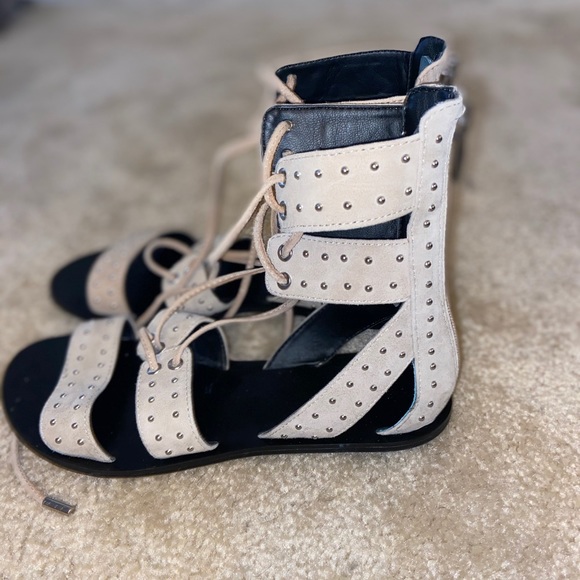 Tied up stud sandals 🤎 - Picture 3 of 8